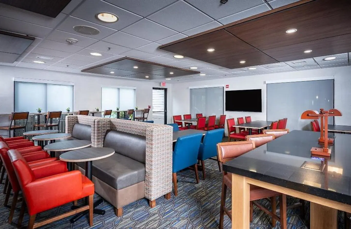 Holiday Inn Express Newport North - Middletown LOUNGE_LOBBY