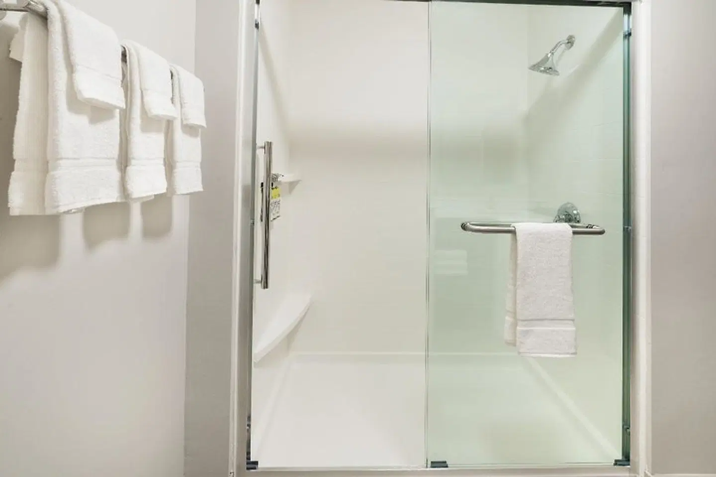 Holiday Inn Express & Suites Lake Havasu - London Bridge Badezimmer