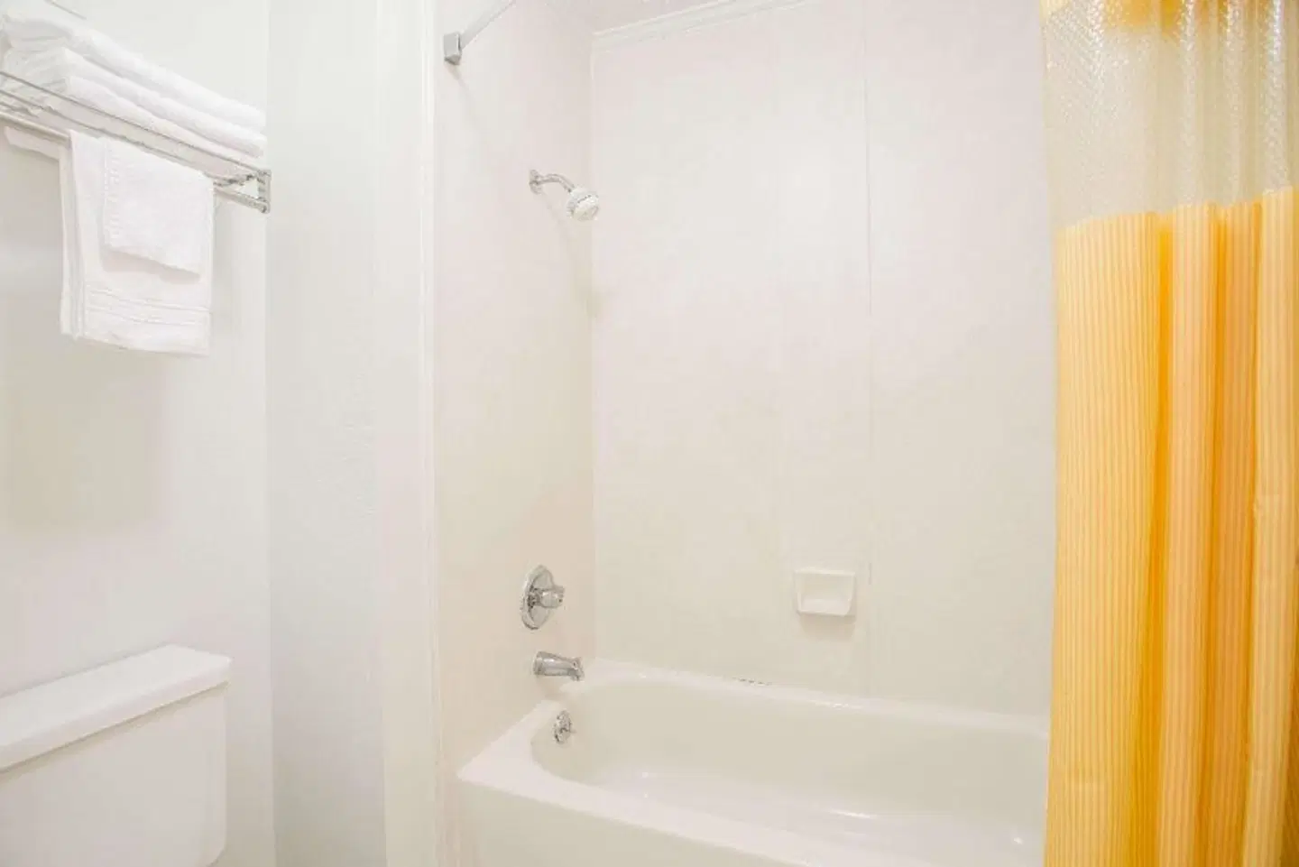 Days Inn by Wyndham Milledgeville Badezimmer