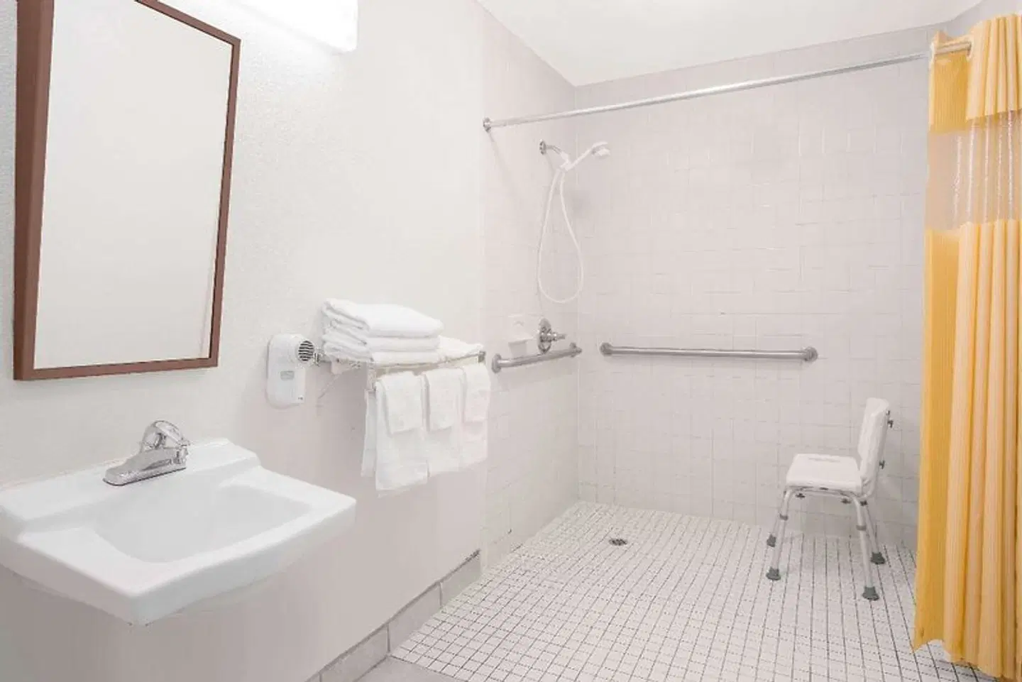 Days Inn by Wyndham Milledgeville Badezimmer