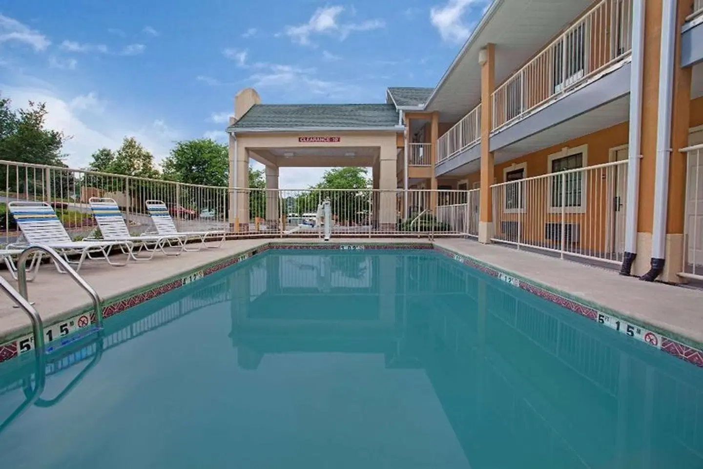Days Inn by Wyndham Marietta White Water OUTDOOR_POOL