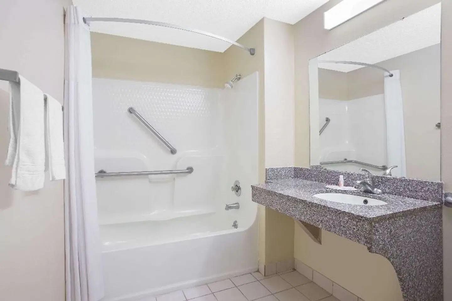 Days Inn by Wyndham Dublin GA Badezimmer