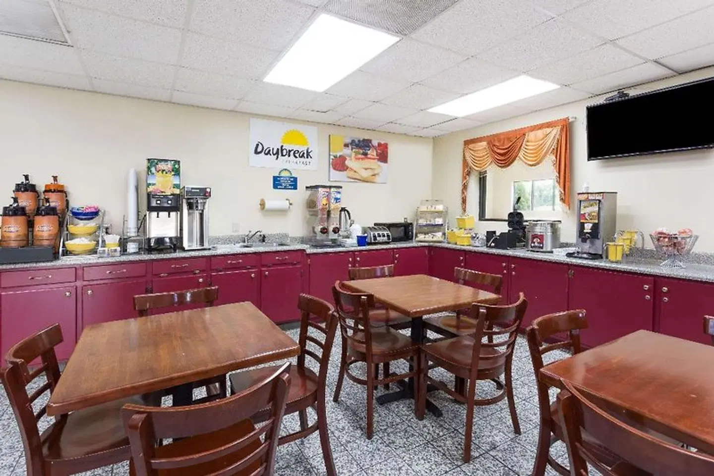 Days Inn & Suites by Wyndham Norcross Bar