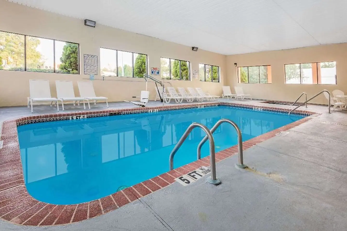 Days Inn & Suites by Wyndham Norcross Hallenbad