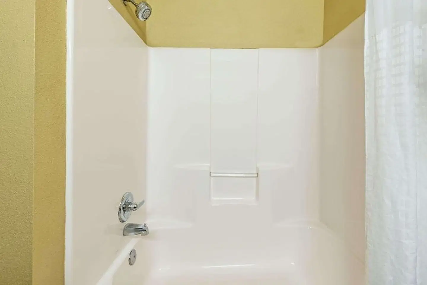 Days Inn by Wyndham Rockdale Texas Badezimmer