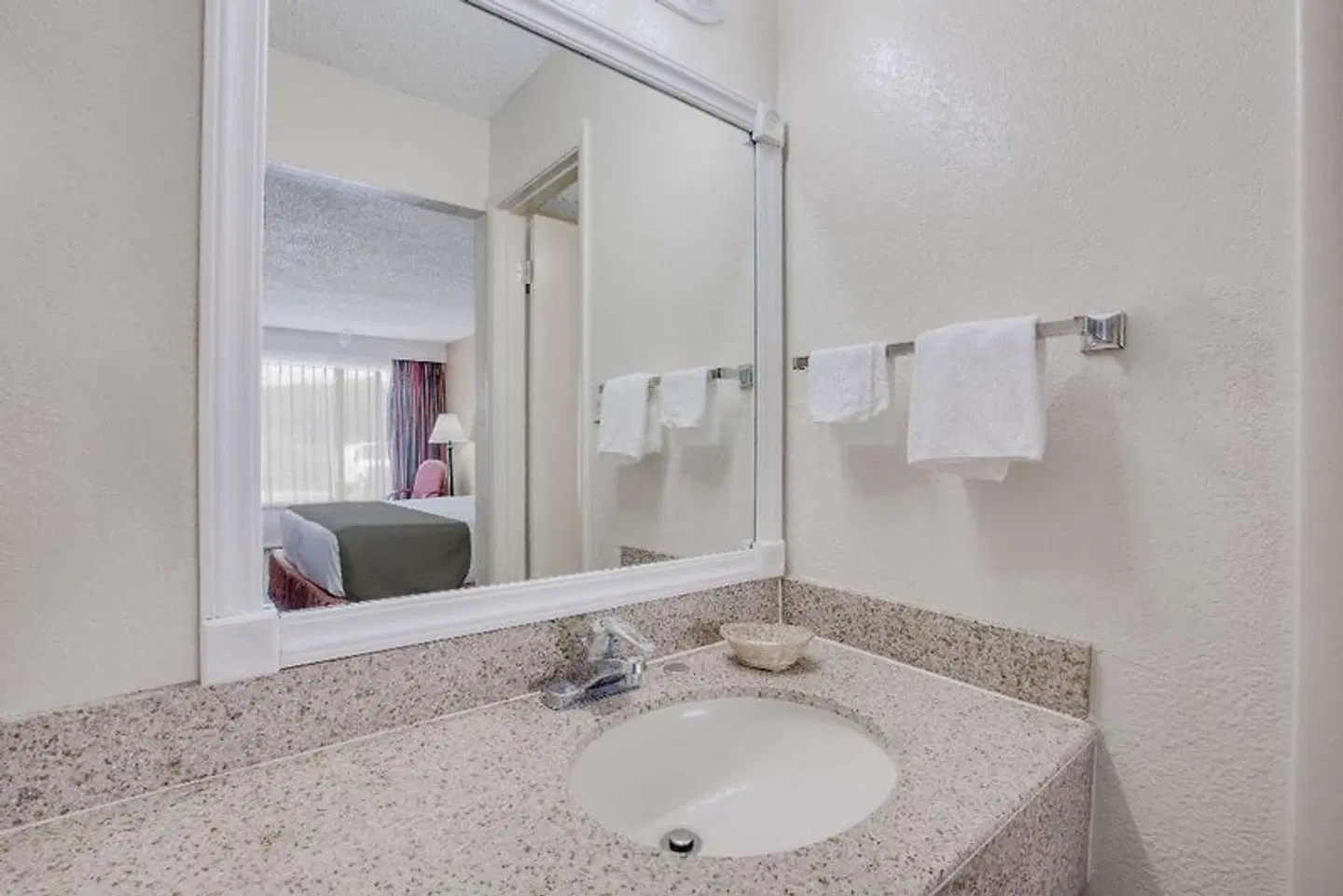 Days Inn by Wyndham Asheville West Badezimmer