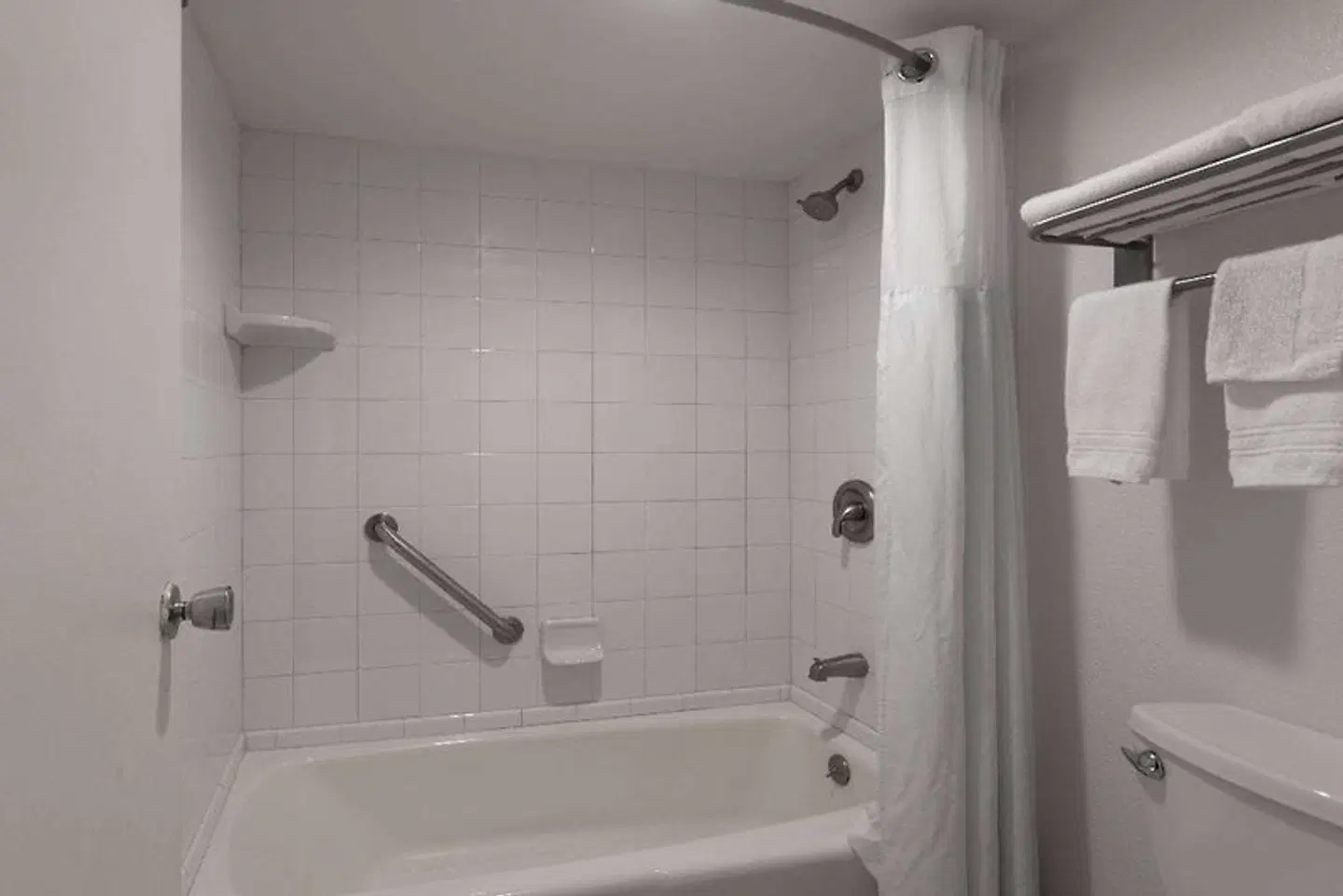 Super 8 by Wyndham Ocala I-75 Badezimmer