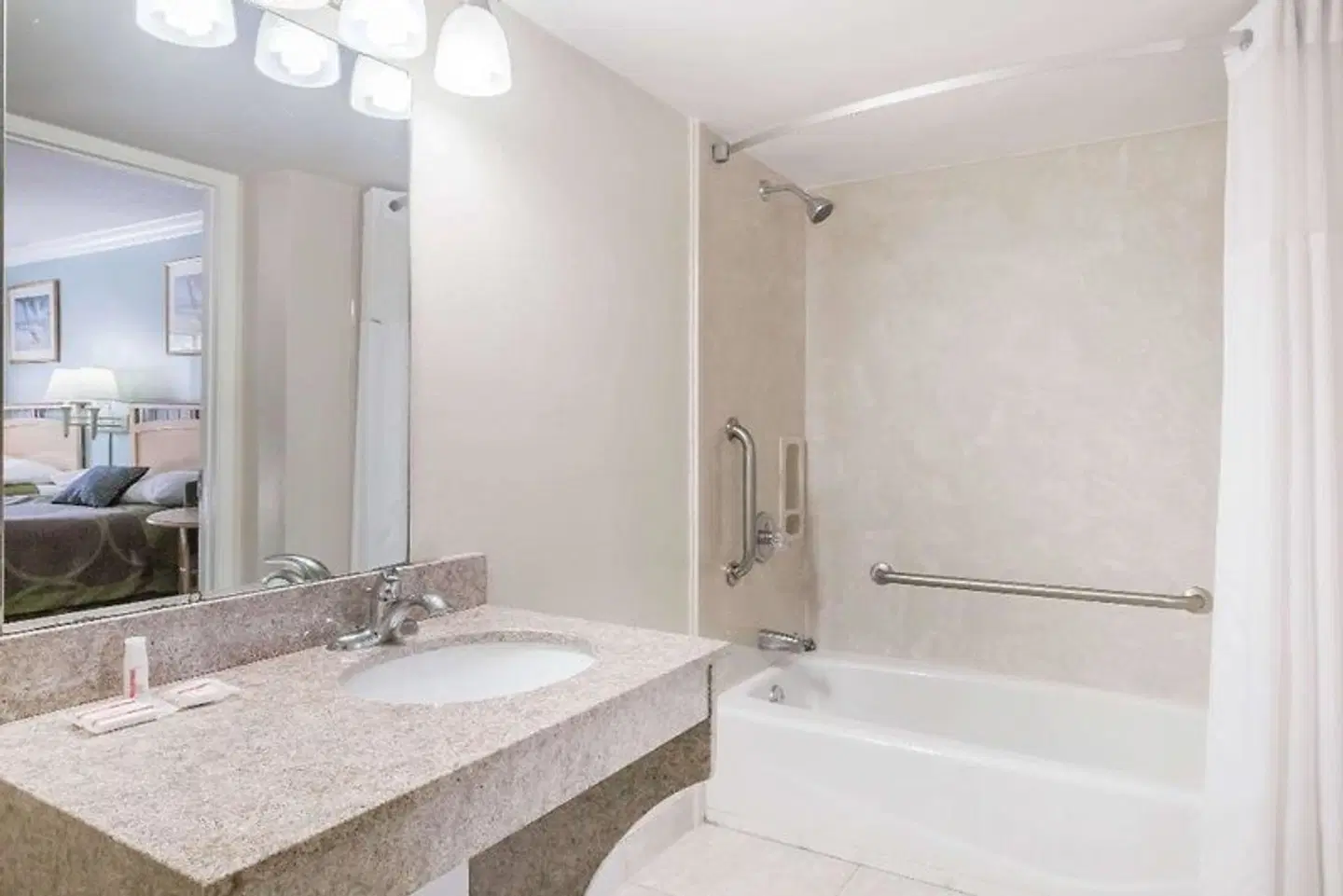 Super 8 by Wyndham Ft Walton Beach Badezimmer