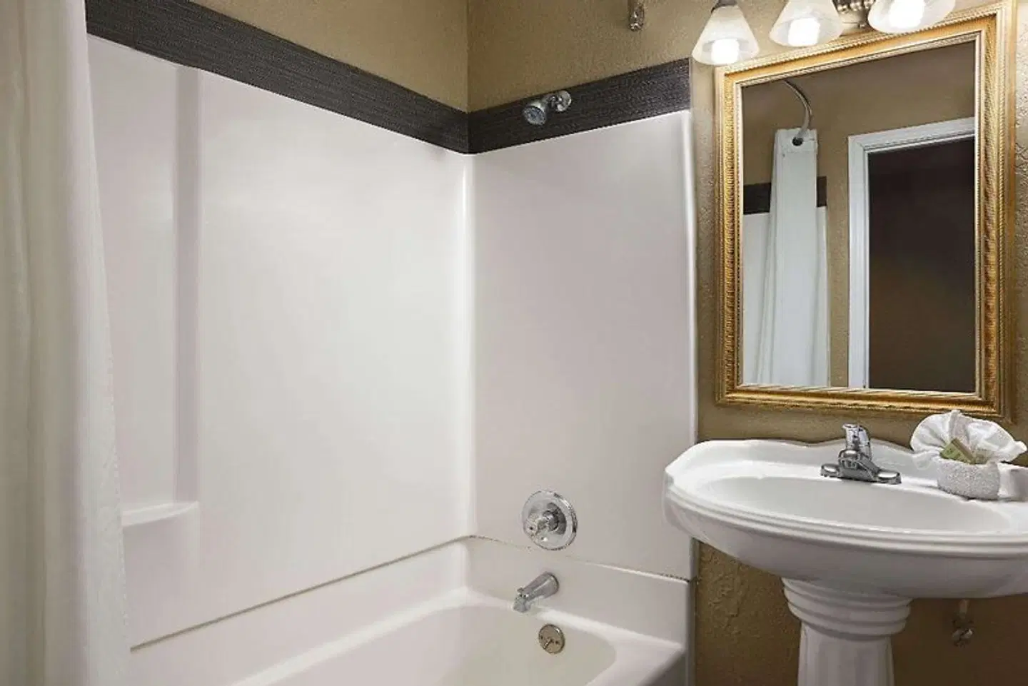 Super 8 by Wyndham NAU Downtown Conference Center Badezimmer