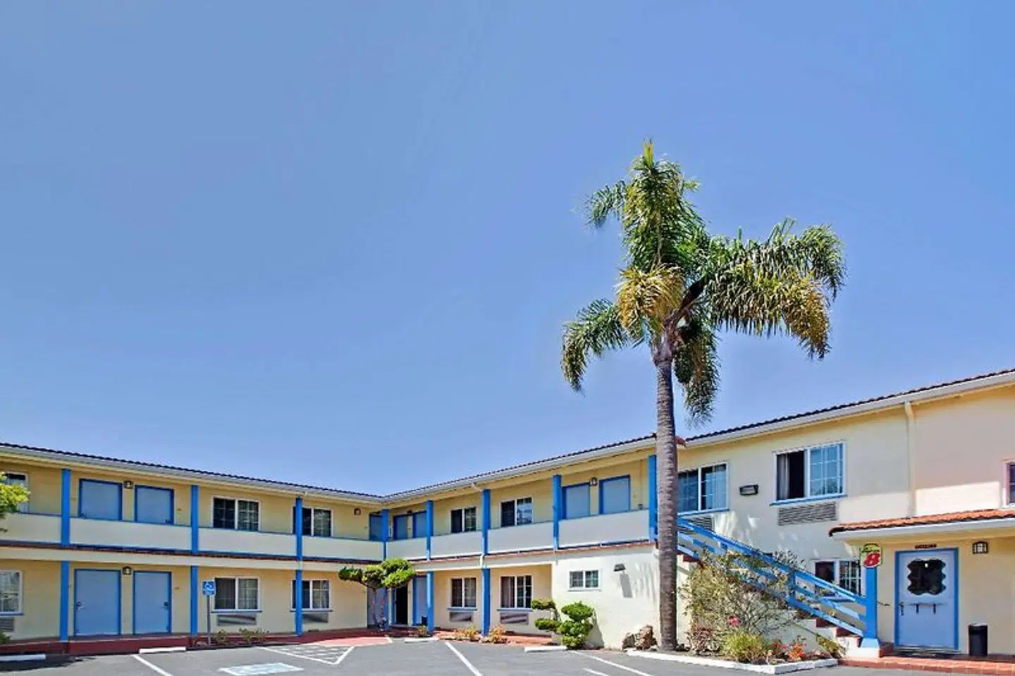 Super 8 by Wyndham Berkeley EXTERIOR