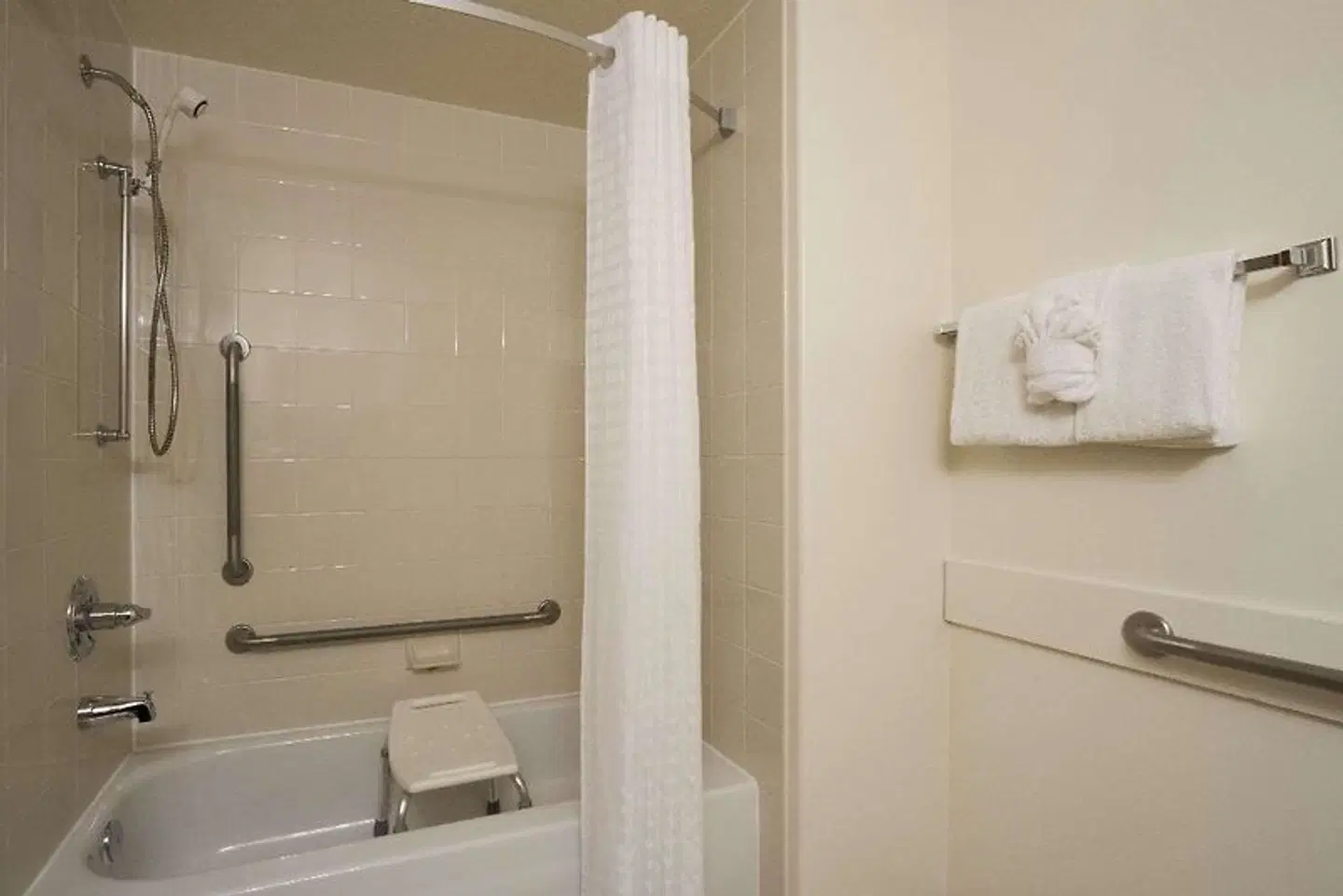 Super 8 by Wyndham Dawson Creek Badezimmer