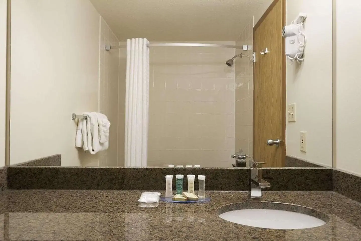Super 8 by Wyndham Dawson Creek Badezimmer