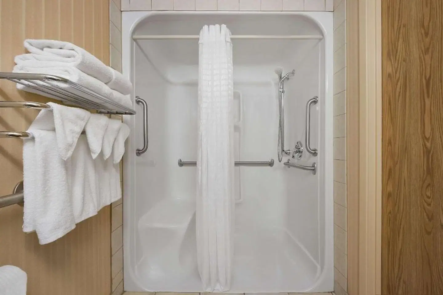 Super 8 by Wyndham Fort St. John BC Badezimmer