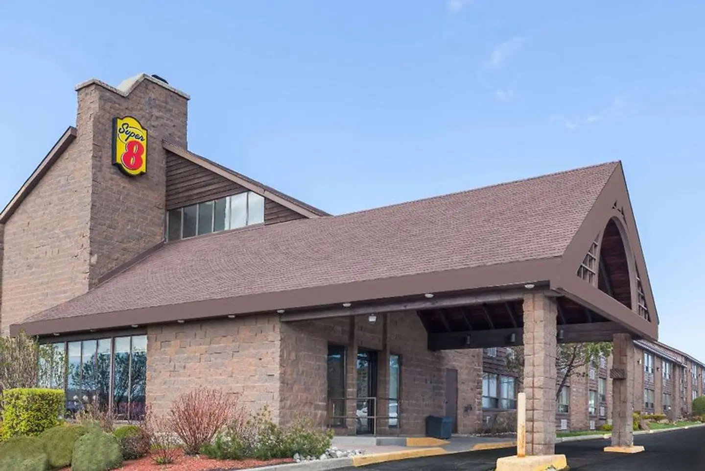 Super 8 by Wyndham Sudbury ON EXTERIOR