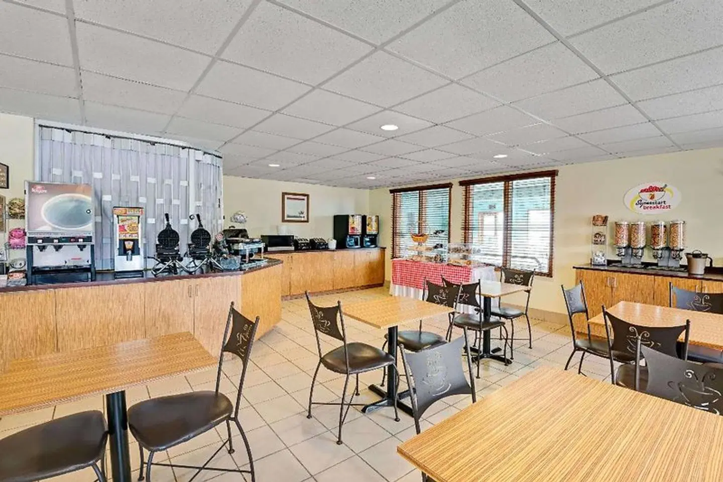 Super 8 by Wyndham Barrie Bar