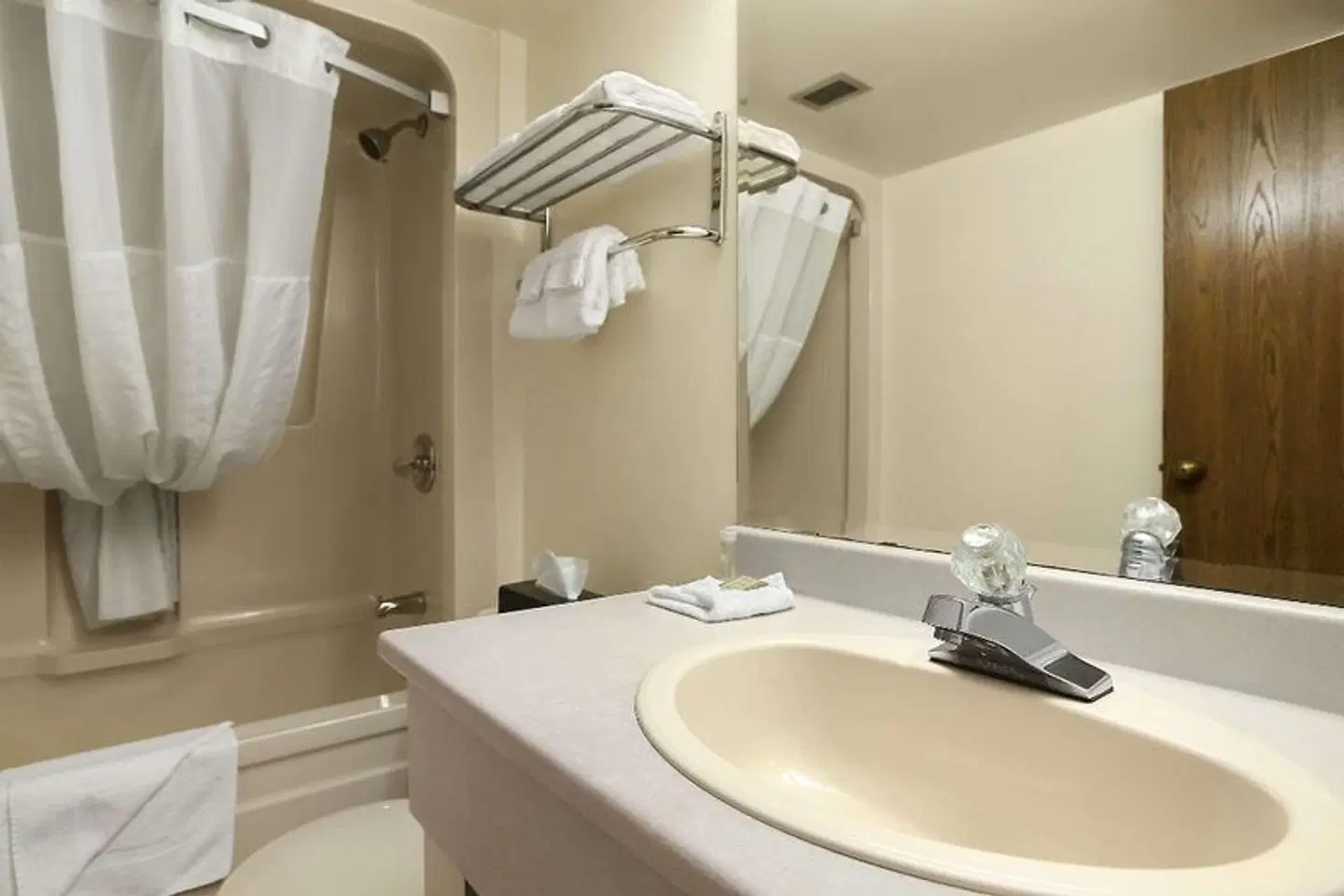 Super 8 by Wyndham North Bay Badezimmer