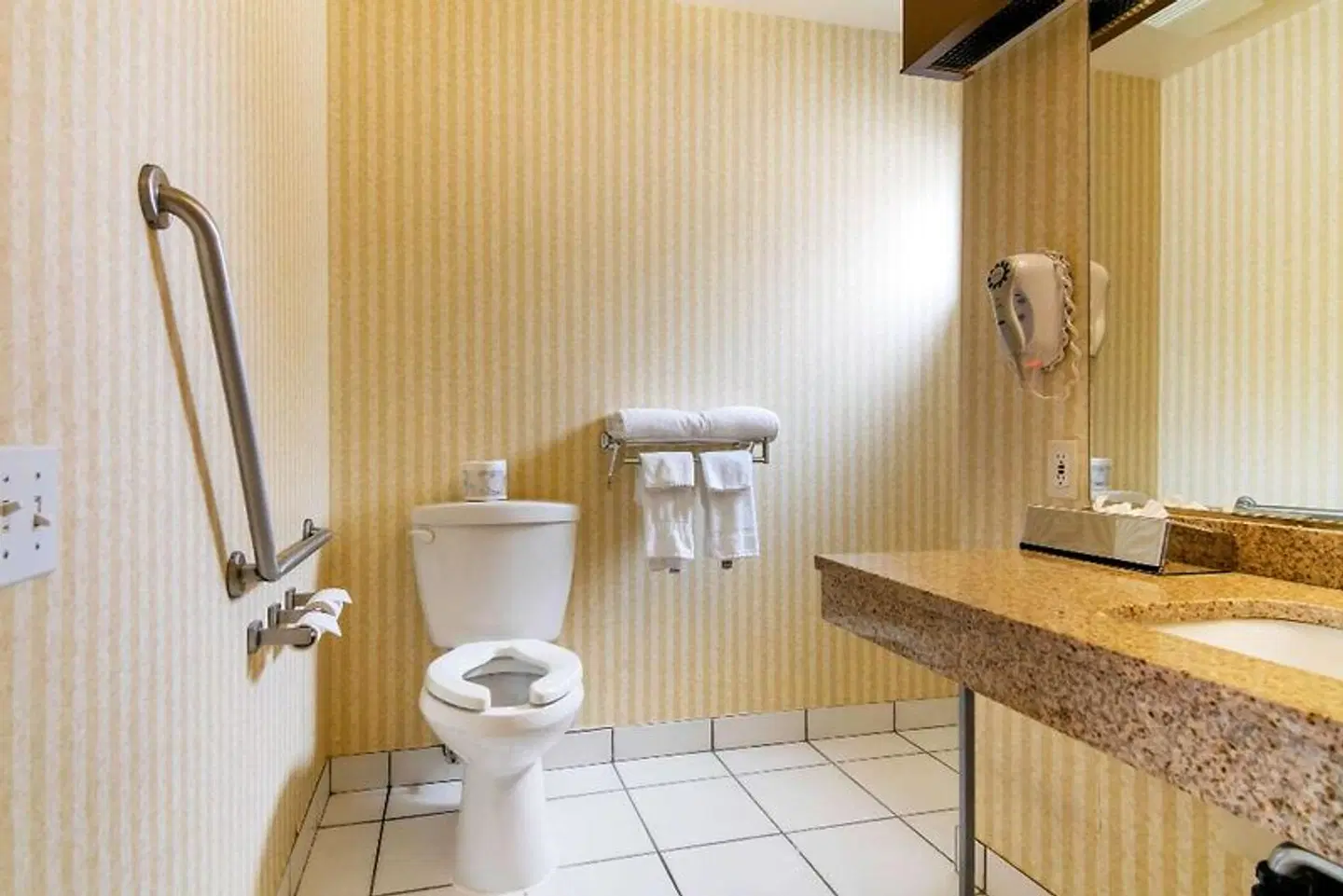 Econo Lodge Inn & Suites ROOM_EXAMPLE