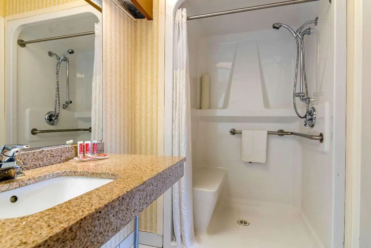 Econo Lodge Inn & Suites Badezimmer