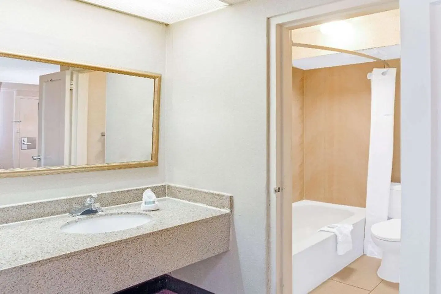 Travelodge by Wyndham Silver Spring Badezimmer