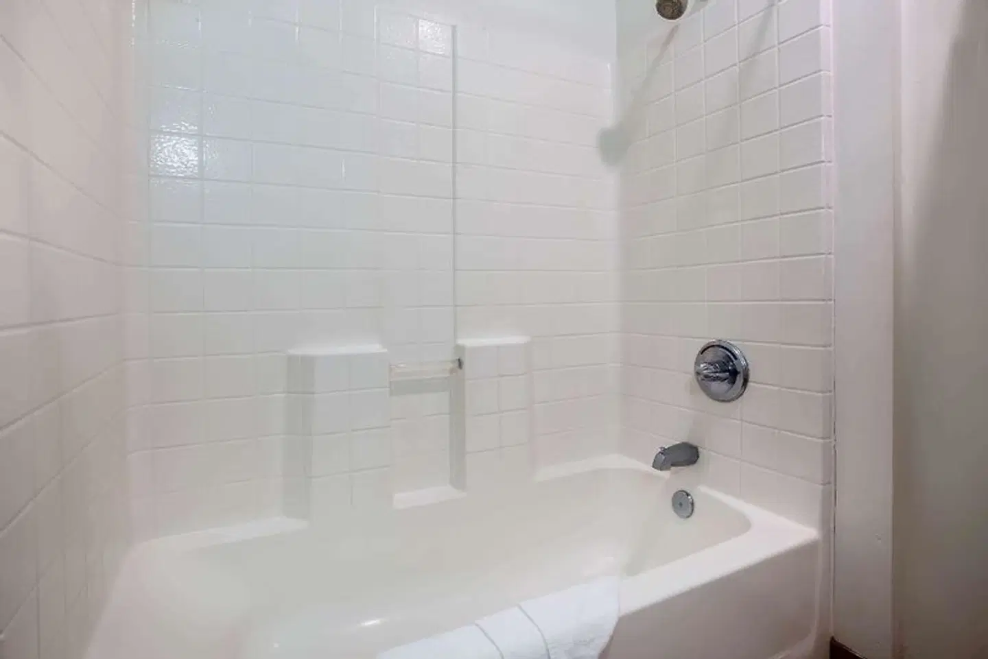 Travelodge by Wyndham Red Bluff Badezimmer