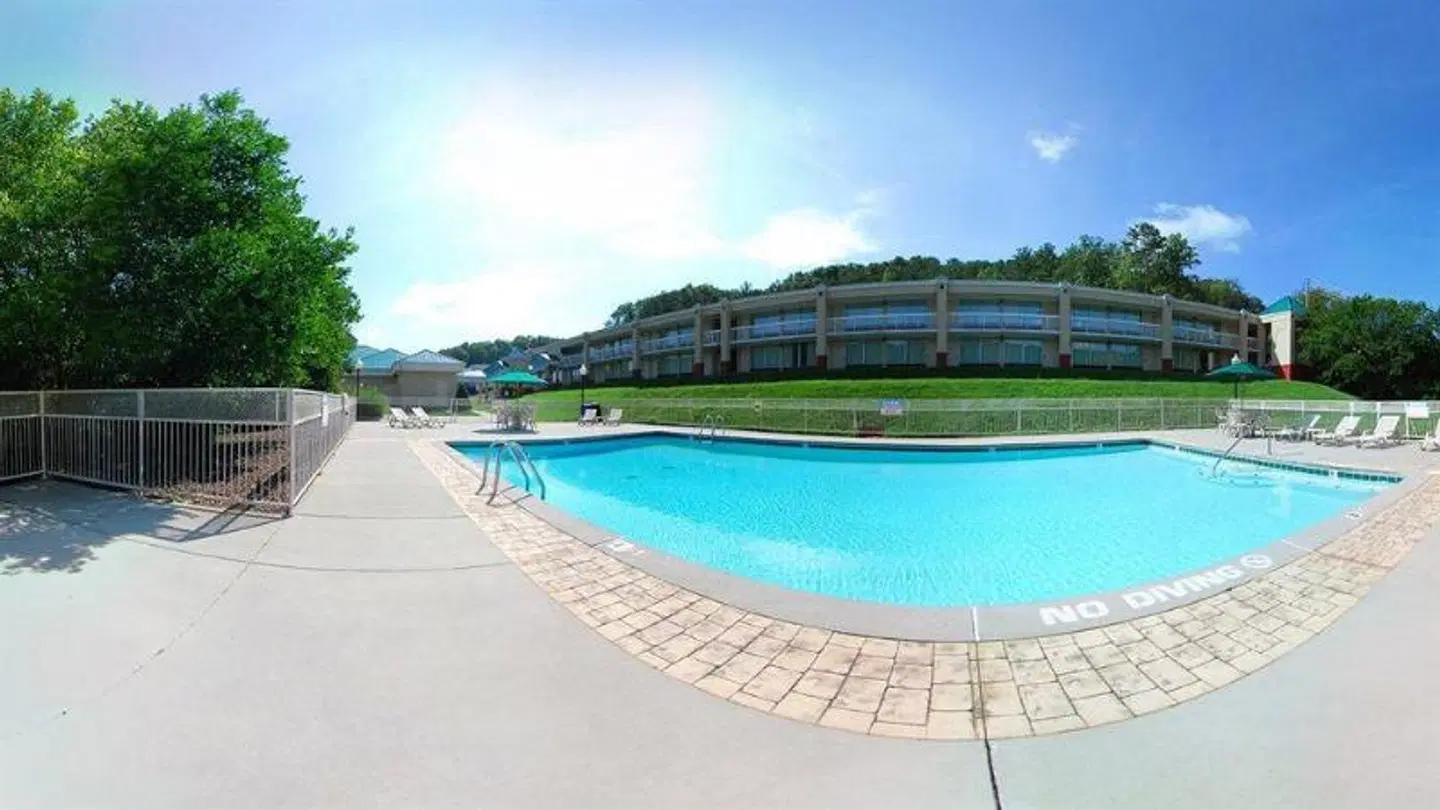 Travelodge by Wyndham Harriman OUTDOOR_POOL