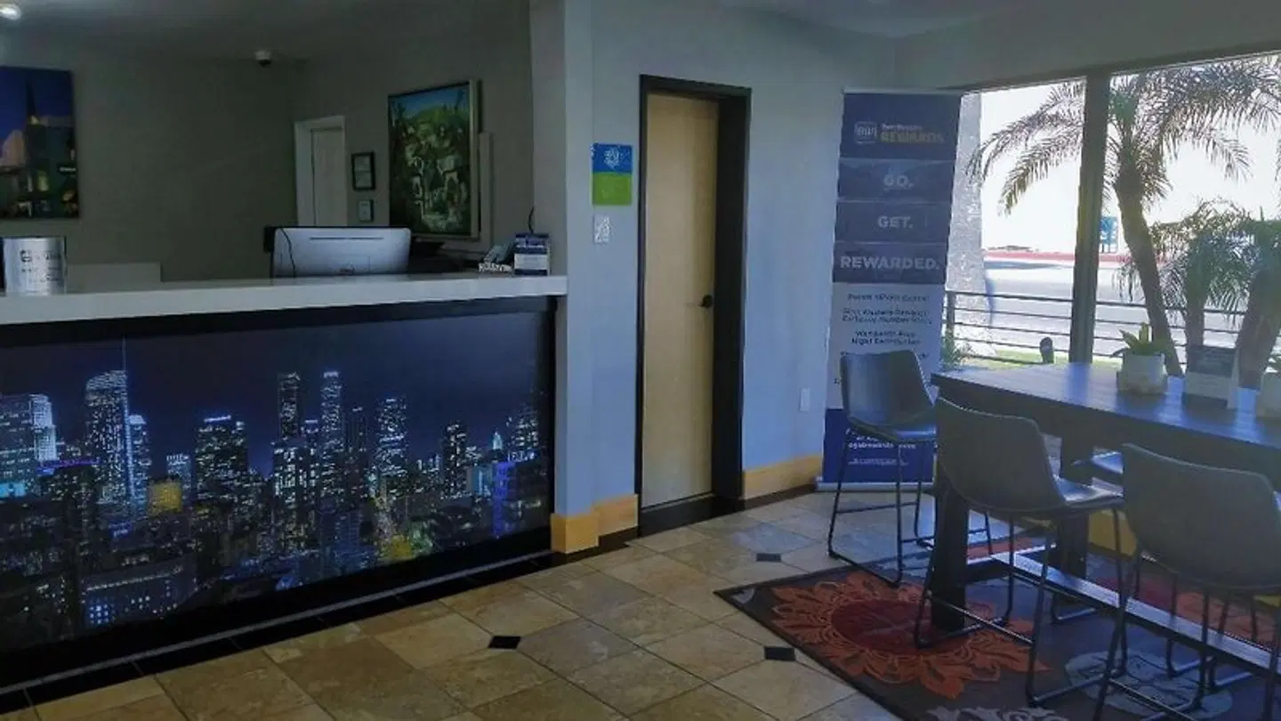 Sunset West Hotel, SureStay Collection By Best Western LOUNGE_LOBBY