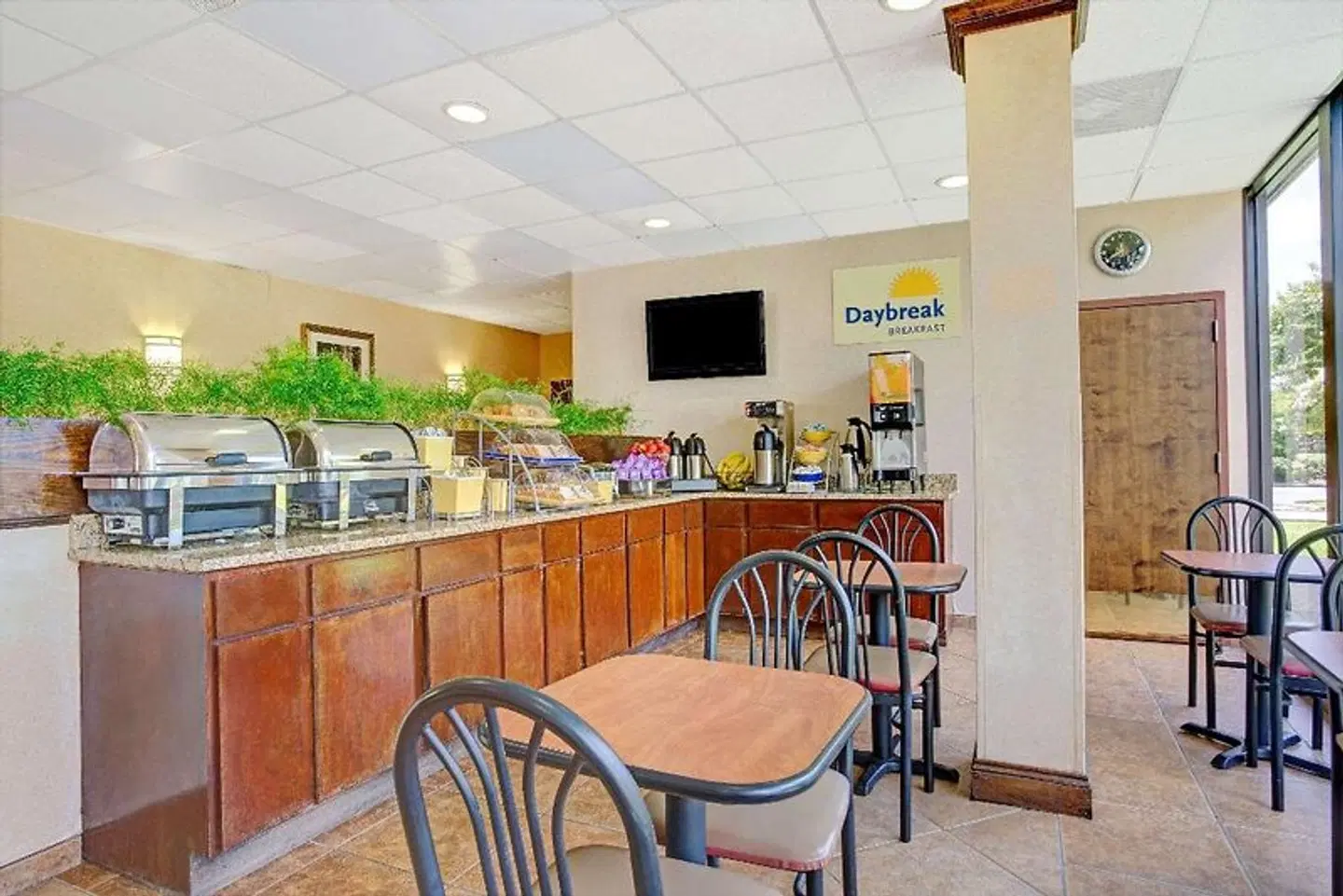 Days Inn by Wyndham Hampton Near Coliseum Convention Center Bar