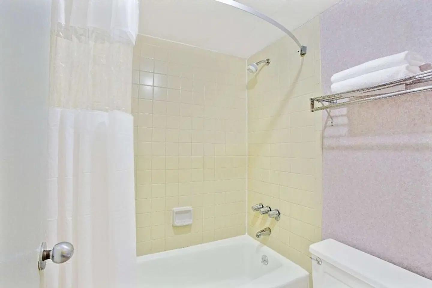 Days Inn by Wyndham Hampton Near Coliseum Convention Center Badezimmer