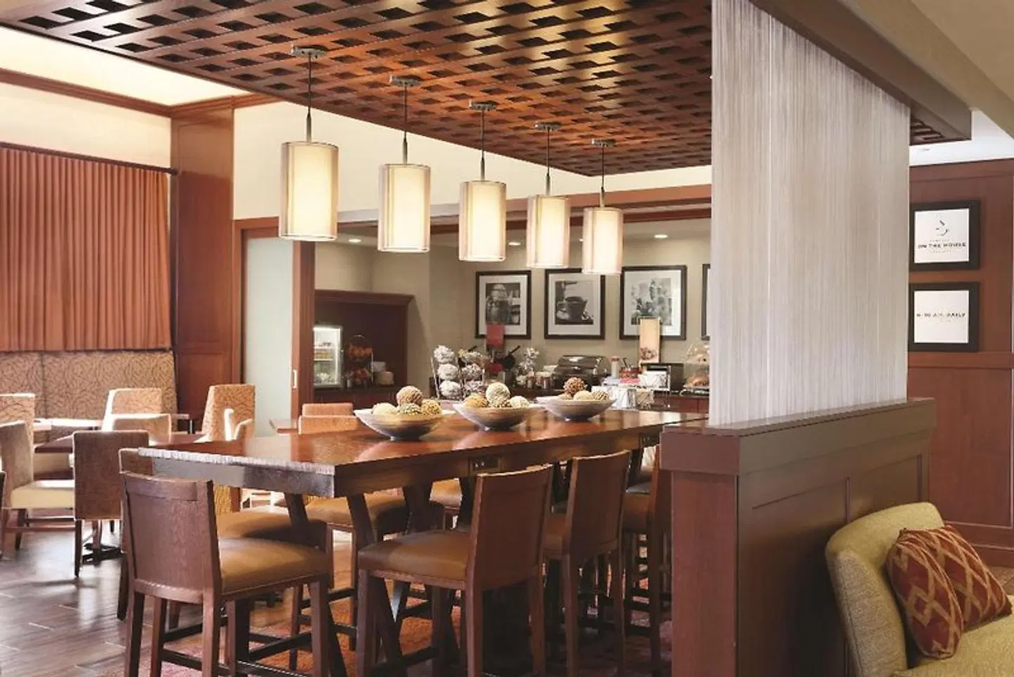Hampton Inn & Suites Mystic Bar