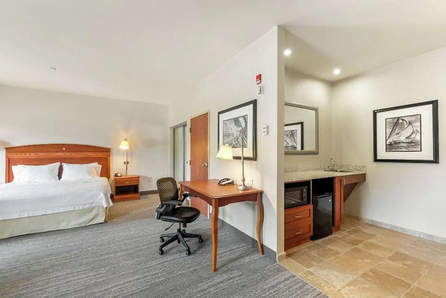 Hampton Inn & Suites Mystic ROOM_EXAMPLE