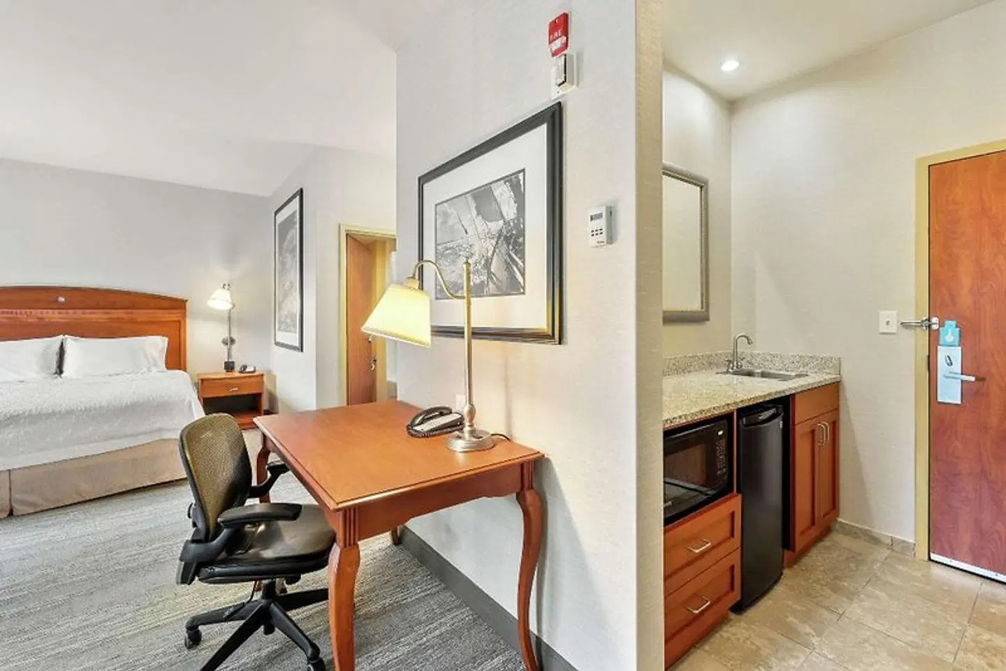 Hampton Inn & Suites Mystic ROOM_EXAMPLE