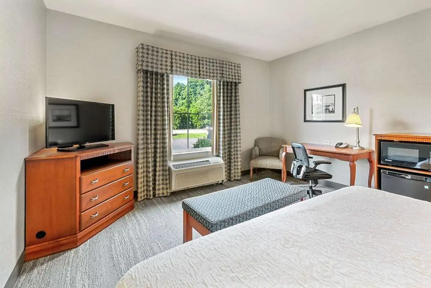 Hampton Inn & Suites Mystic ROOM_EXAMPLE