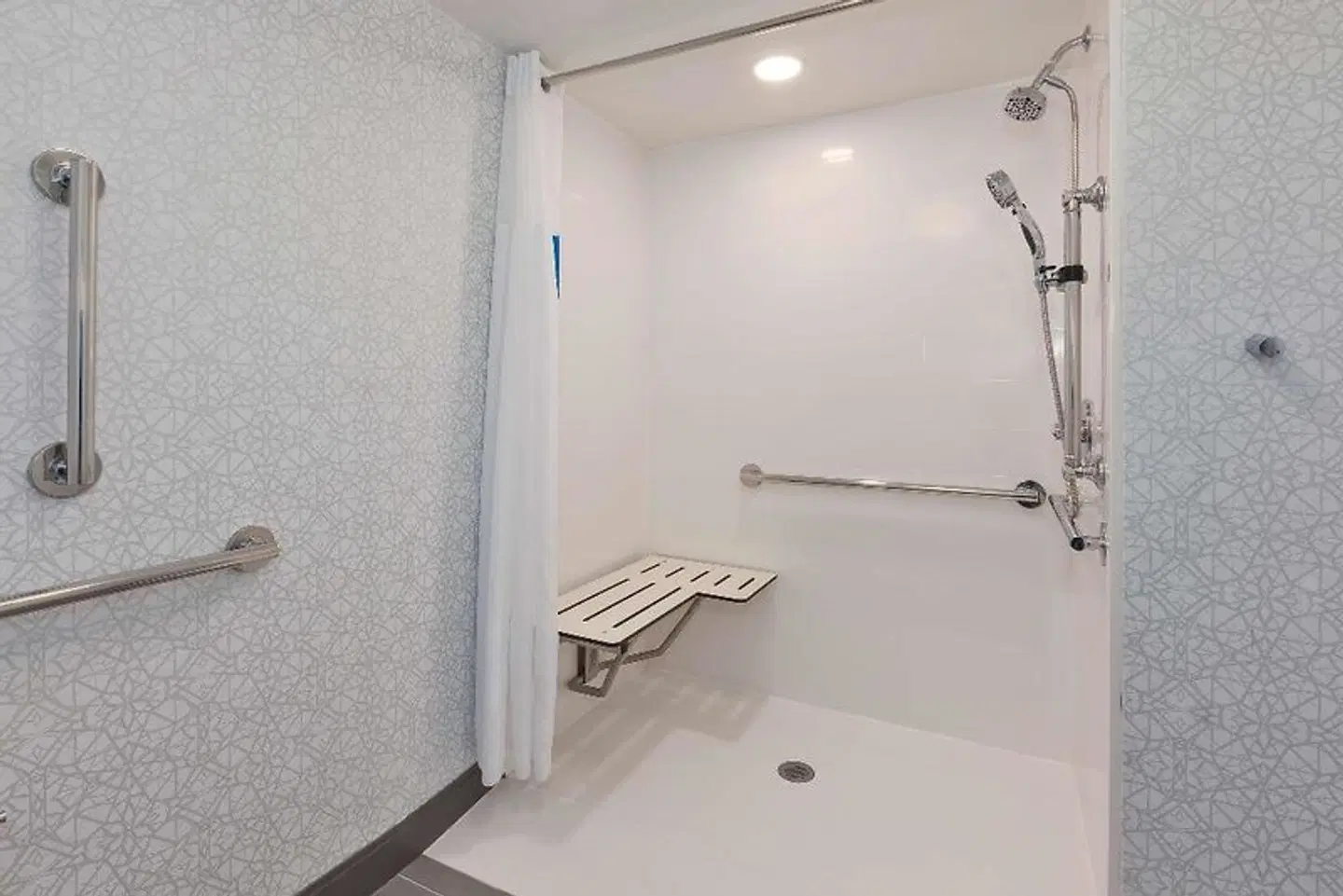 Hampton Inn Traverse City Badezimmer