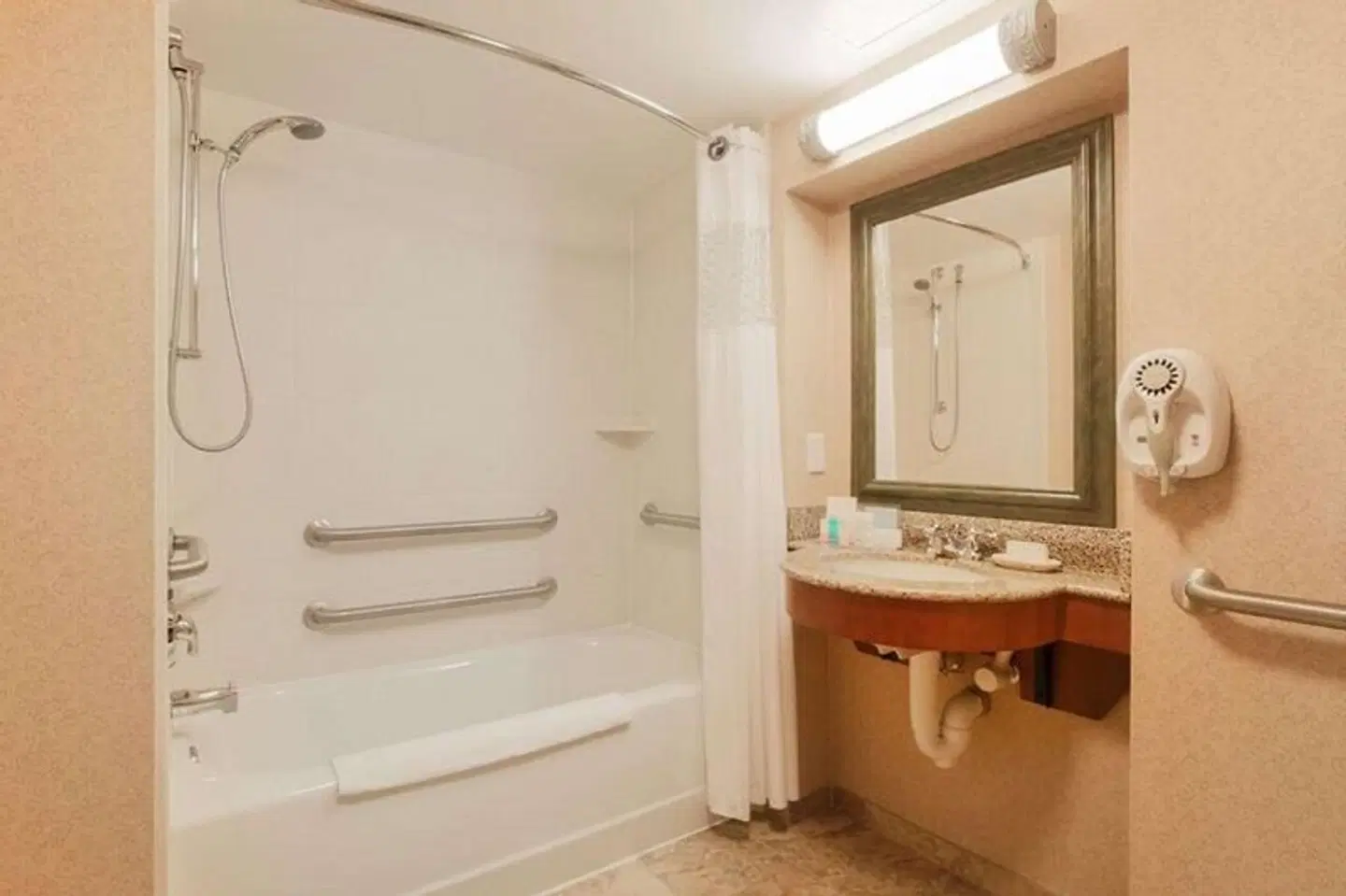 Hampton Inn & Suites Poughkeepsie Badezimmer