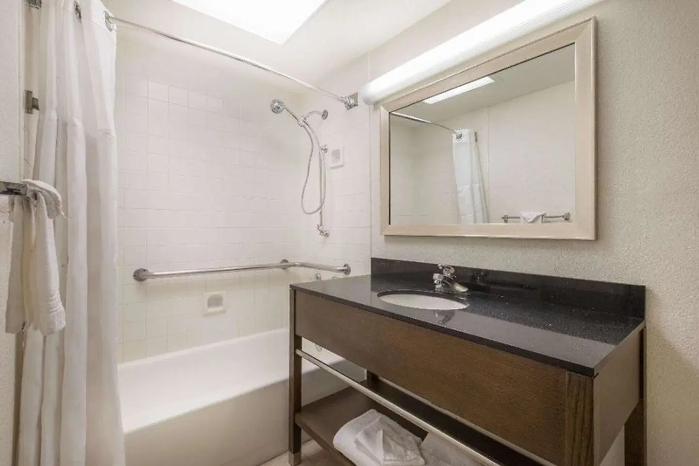 Ramada by Wyndham Albuquerque Airport Badezimmer