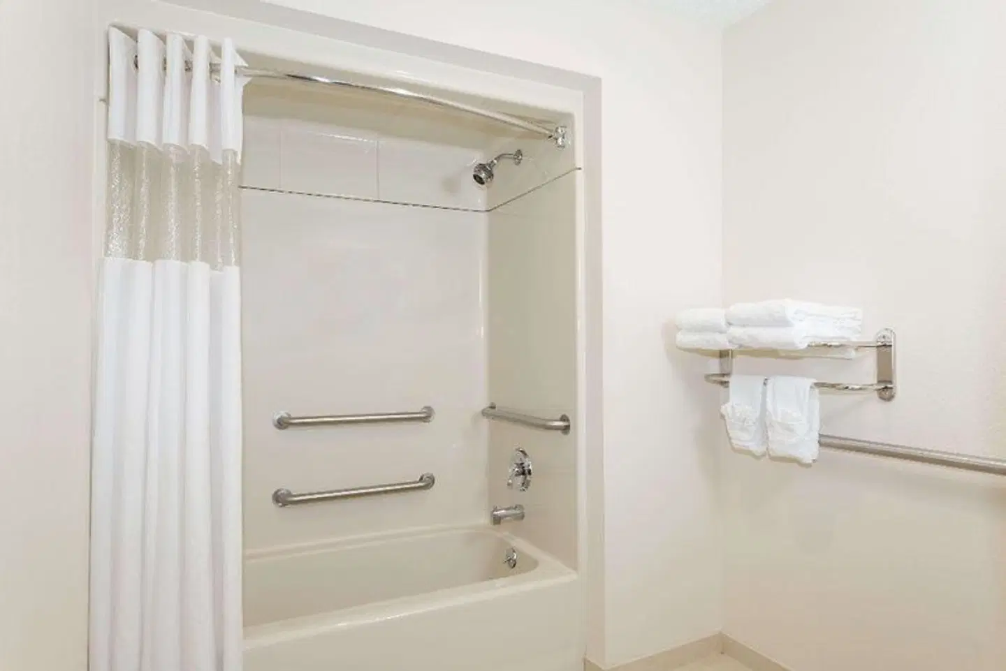 Baymont by Wyndham Asheville/Biltmore Village Badezimmer
