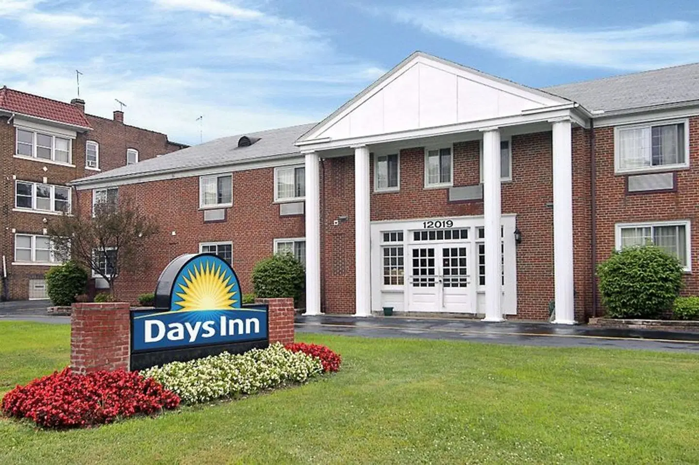 Days Inn by Wyndham Cleveland Lakewood EXTERIOR