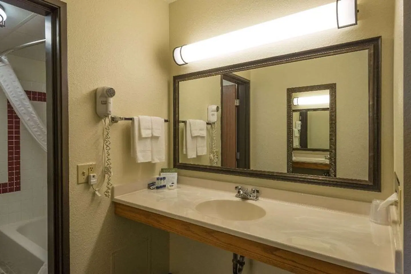 AmericInn by Wyndham Minocqua Badezimmer