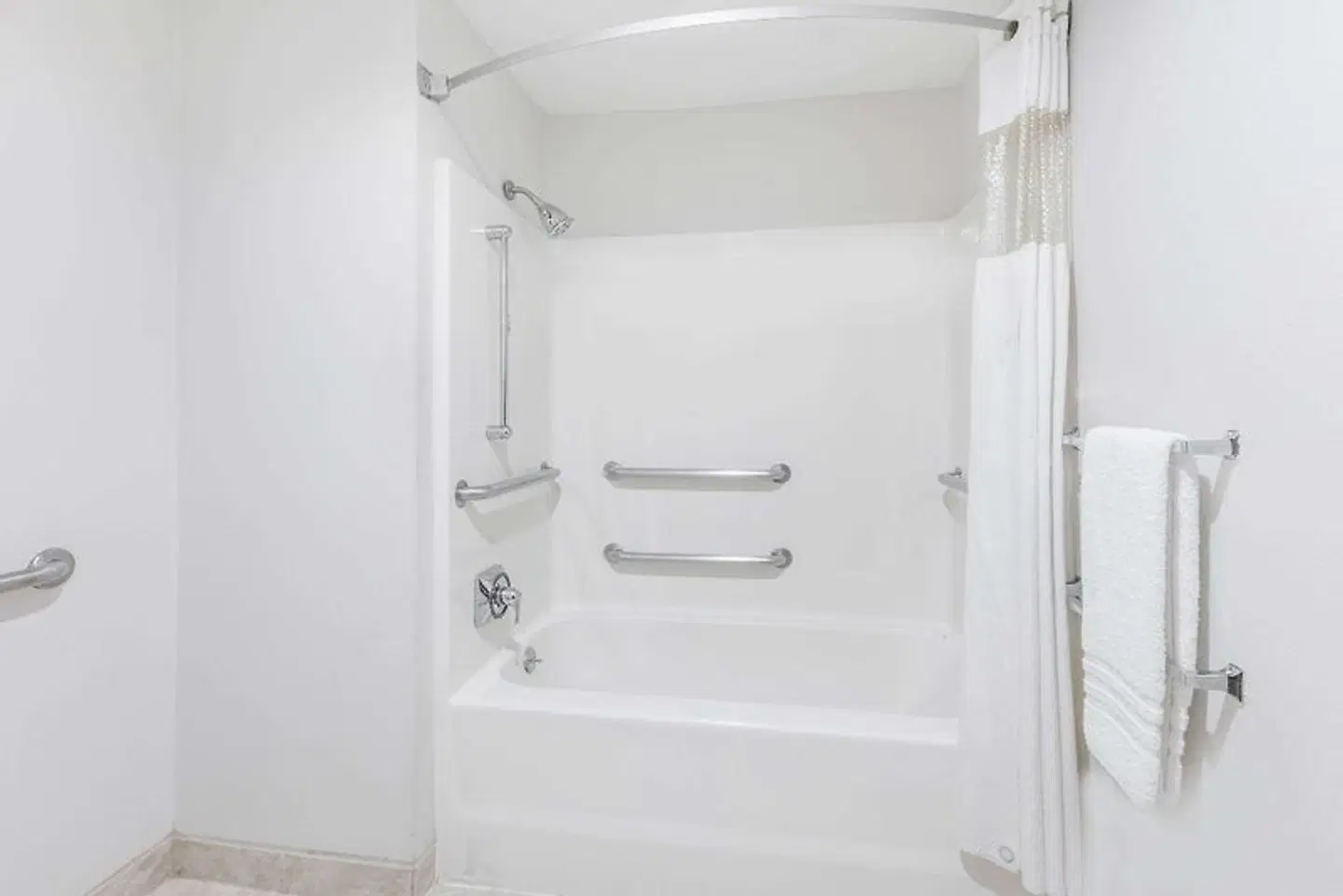 Baymont by Wyndham Arlington At Six Flags Dr Badezimmer