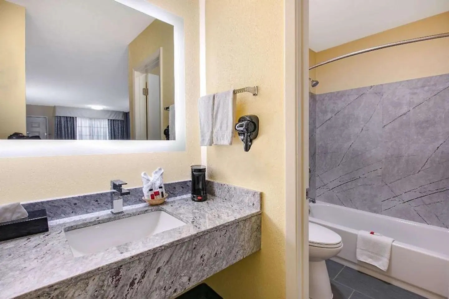 Days Inn by Wyndham Waco Badezimmer