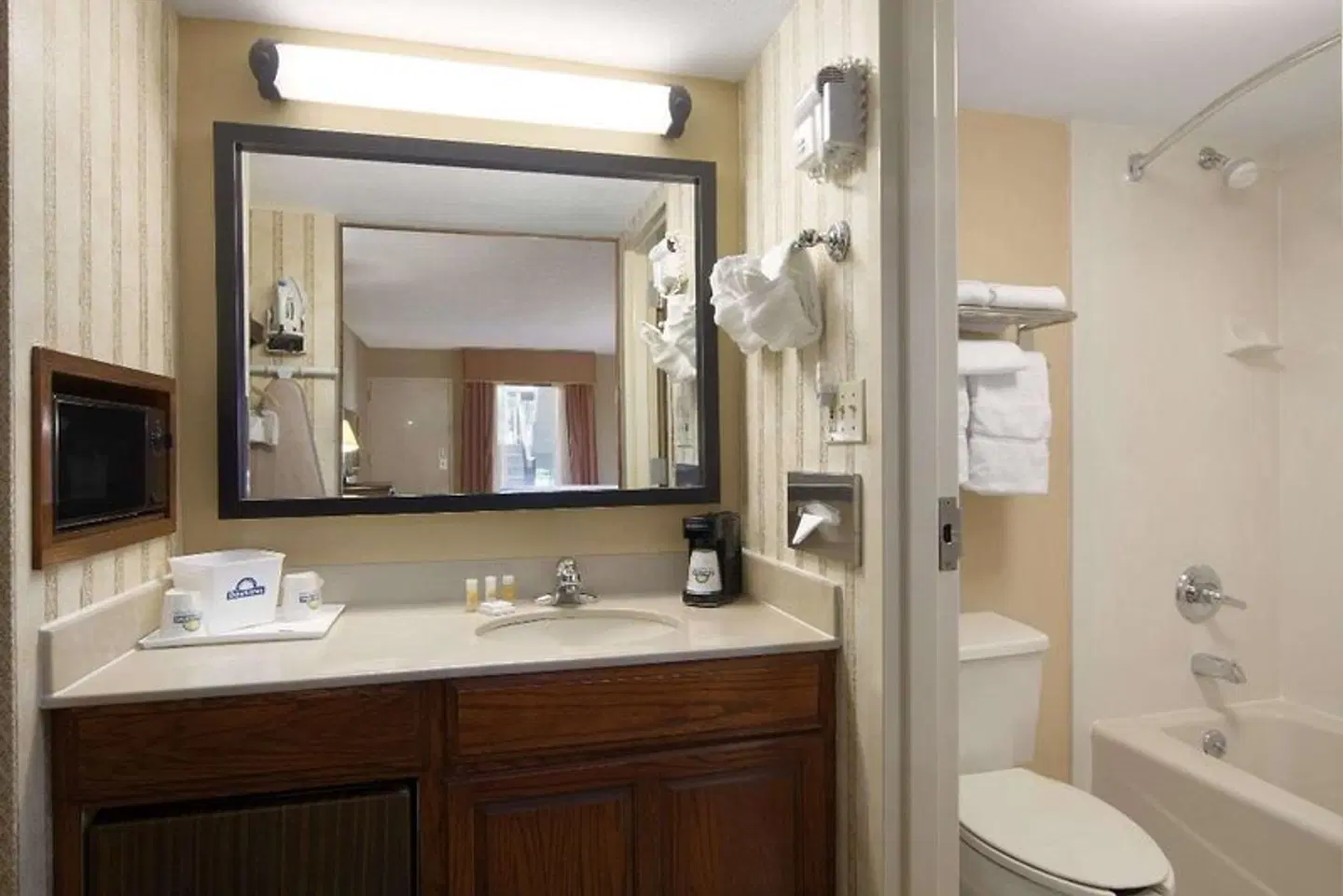 Days Inn by Wyndham Longview South Badezimmer