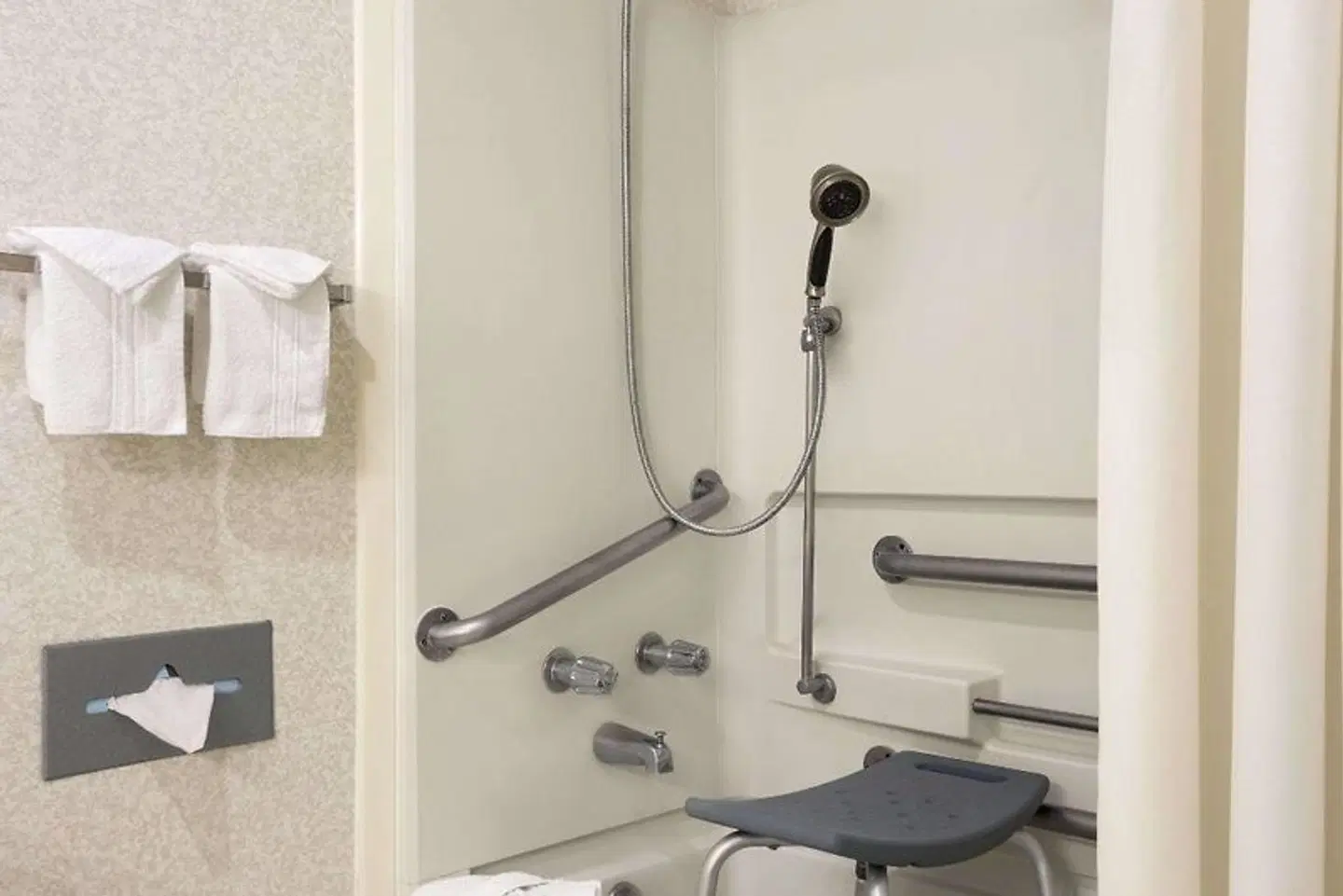 Days Inn by Wyndham Middletown Badezimmer