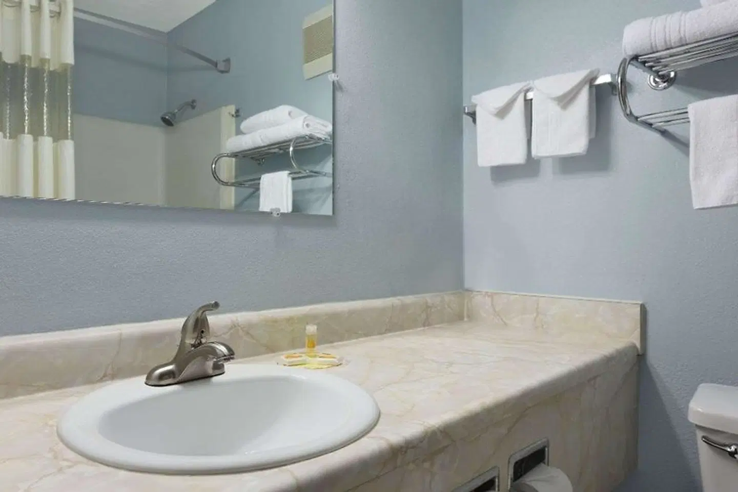 Days Inn by Wyndham Middletown Badezimmer