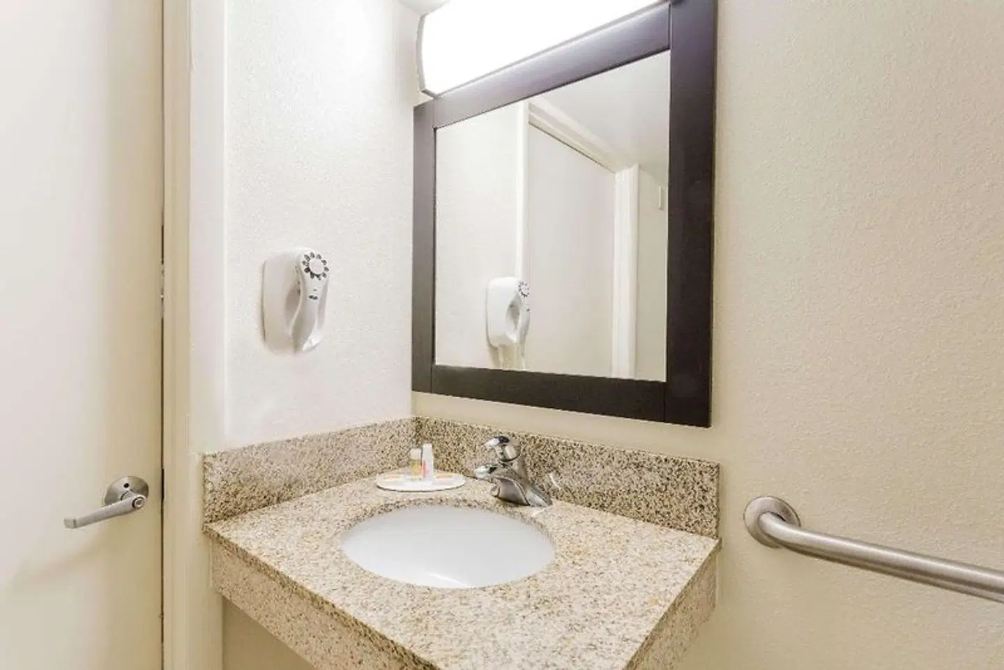 Days Inn by Wyndham Camp Springs/Andrews AFB DC Area Badezimmer