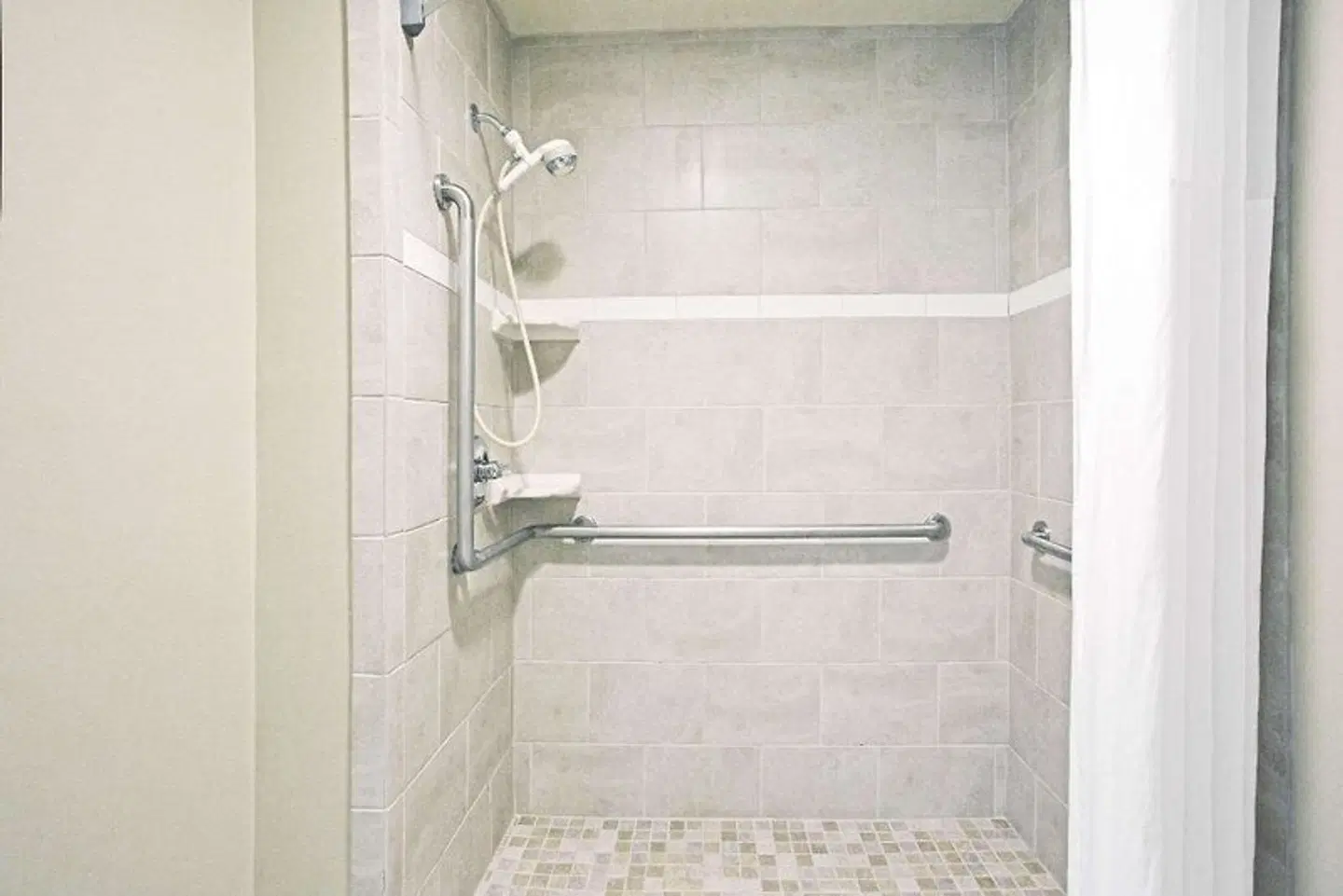 Days Inn by Wyndham Virginia Beach At The Beach Badezimmer