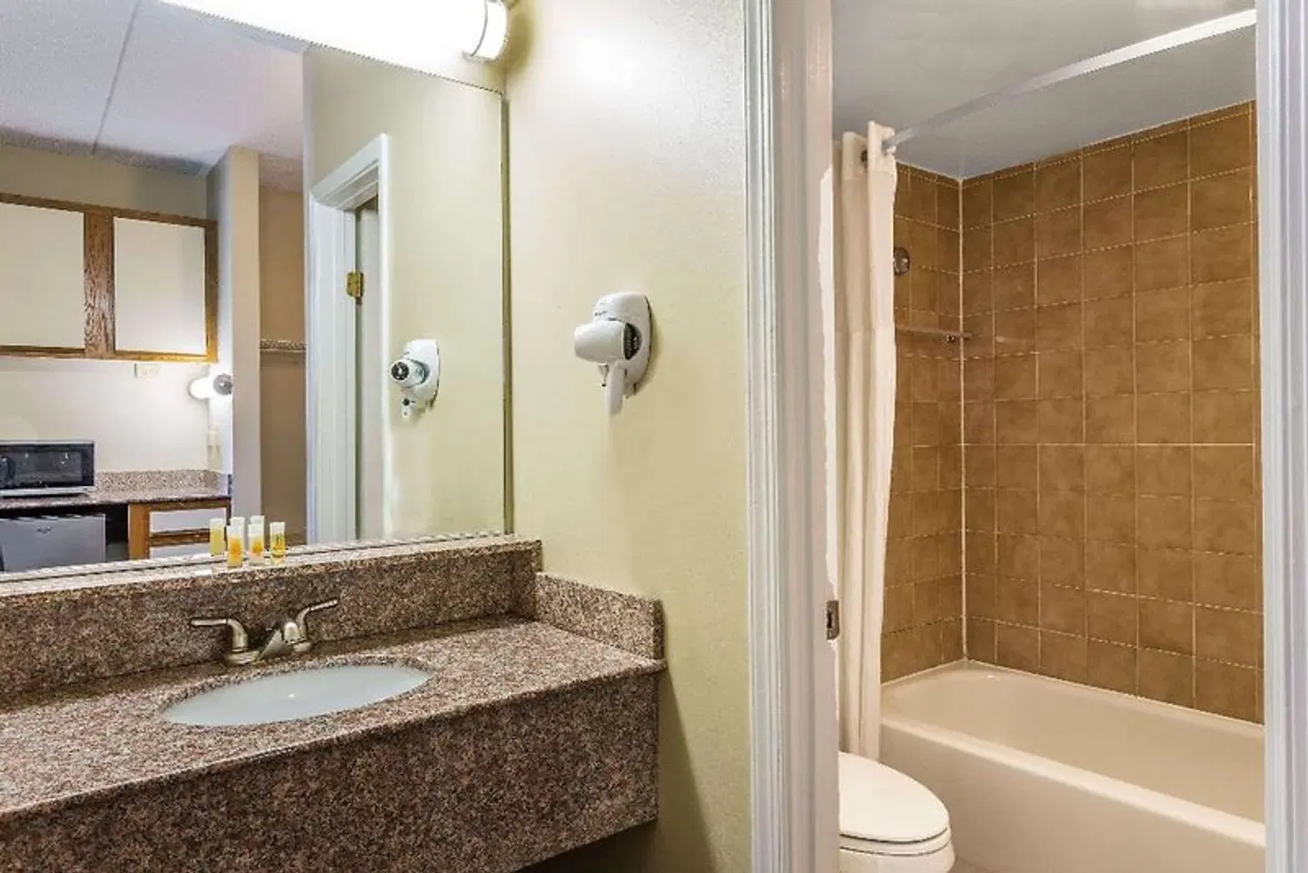 Days Inn by Wyndham Virginia Beach At The Beach Badezimmer