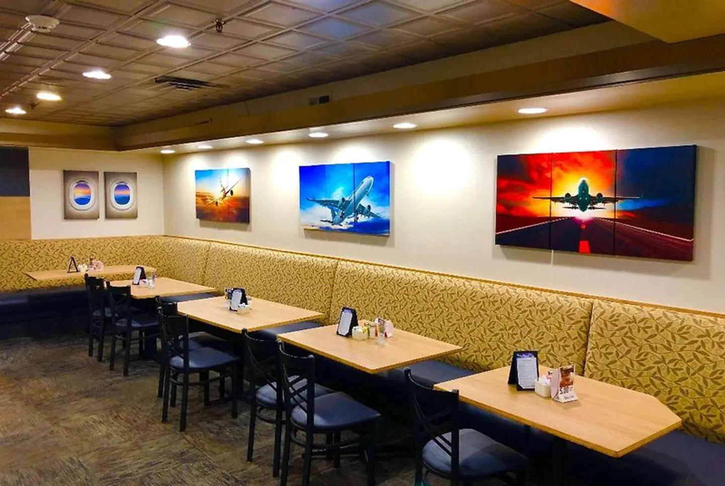 Wingate by Wyndham Detroit Metro Airport Bar