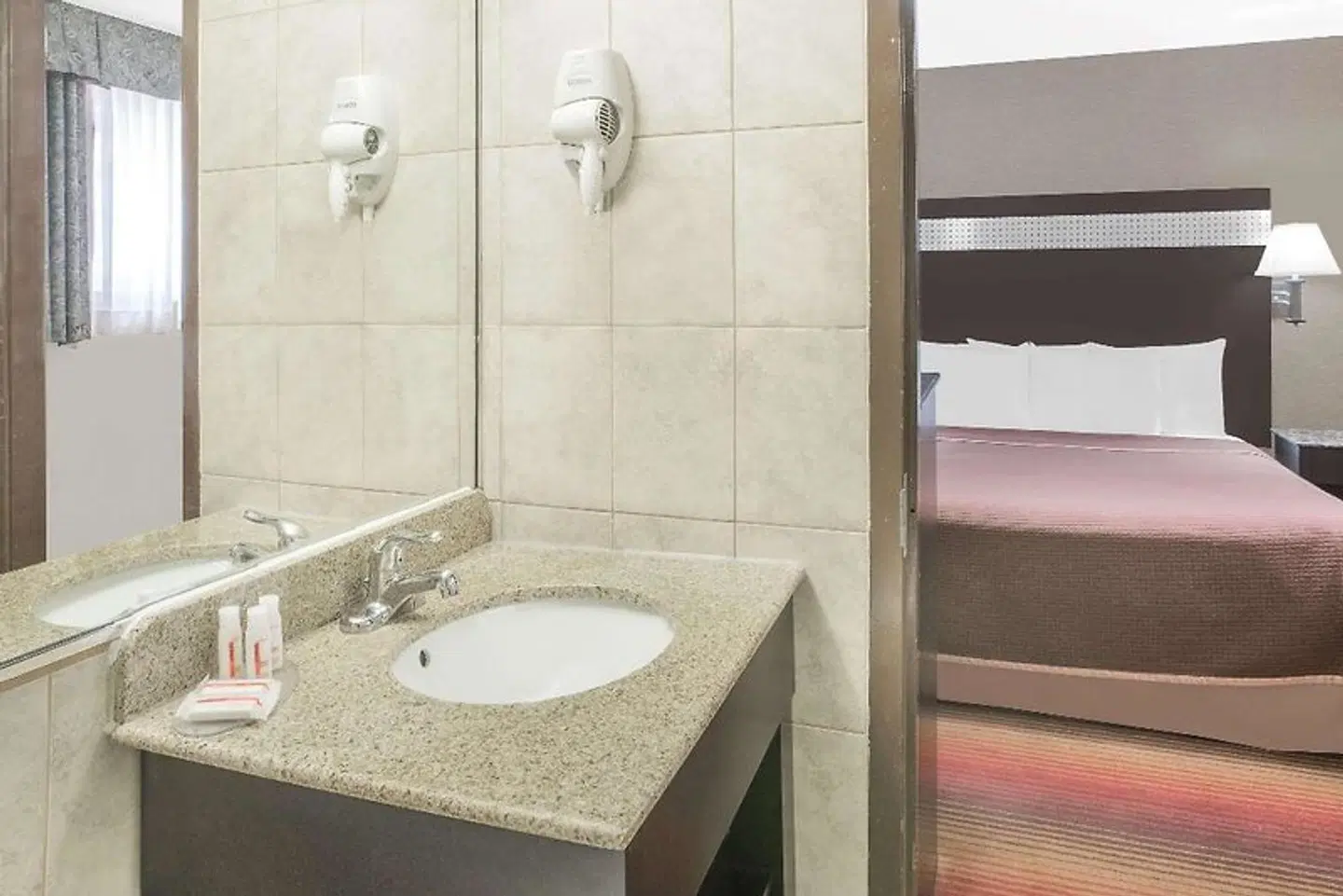 Howard Johnson by Wyndham North Bergen Badezimmer