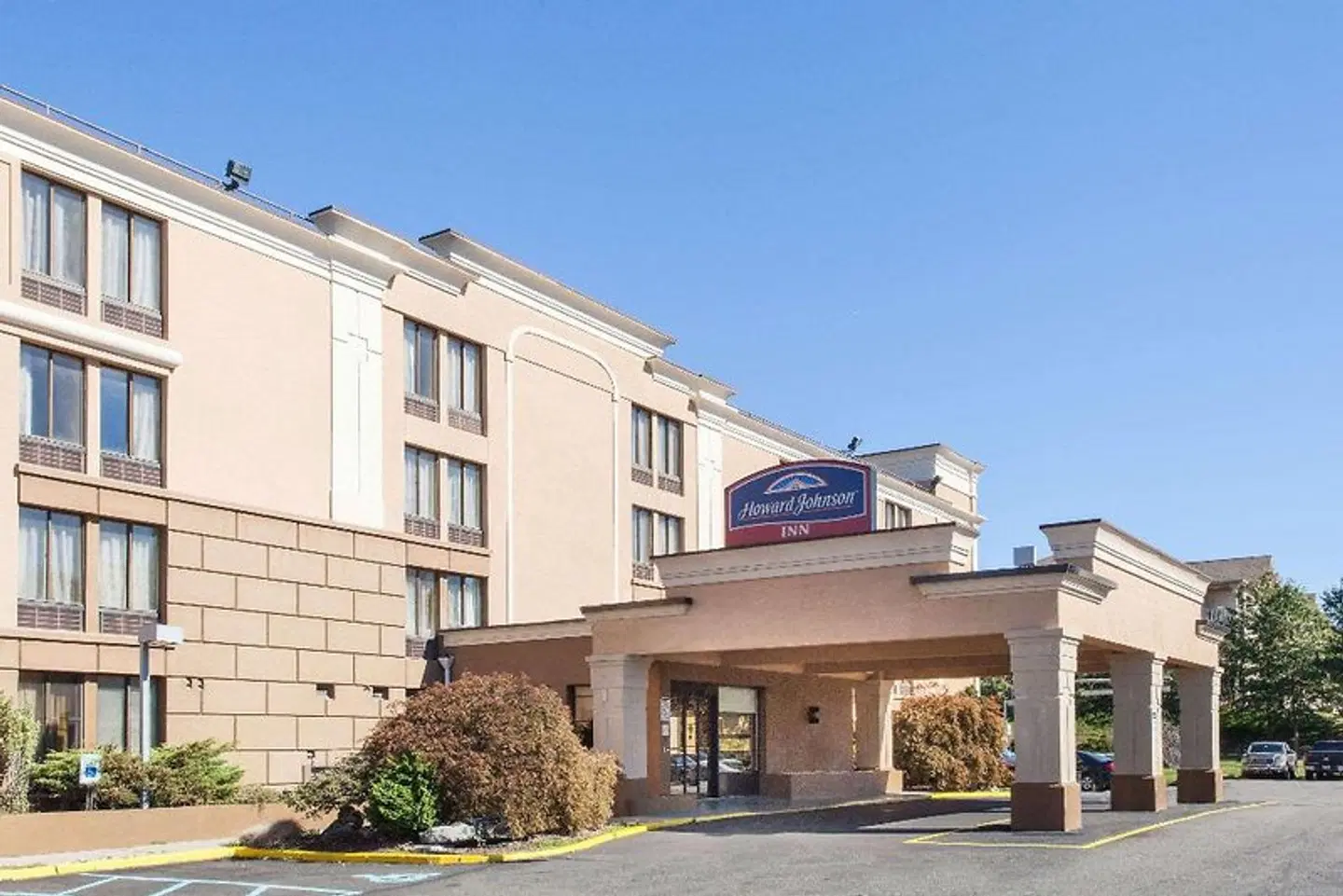 Howard Johnson by Wyndham Suffern EXTERIOR