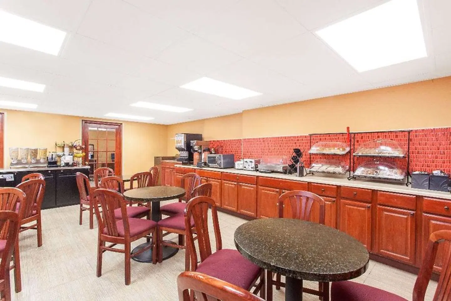 Howard Johnson by Wyndham Suffern Bar
